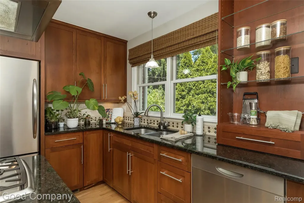 802 Orchard View Drive Royal Oak City MI 48073