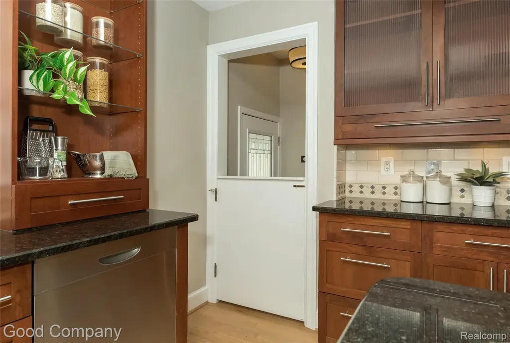 802 Orchard View Drive Royal Oak City MI 48073