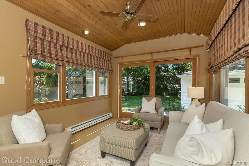 802 Orchard View Drive Royal Oak City MI 48073