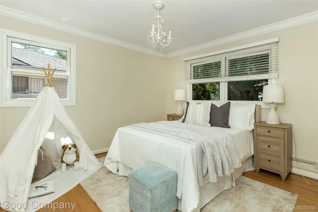 802 Orchard View Drive Royal Oak City MI 48073