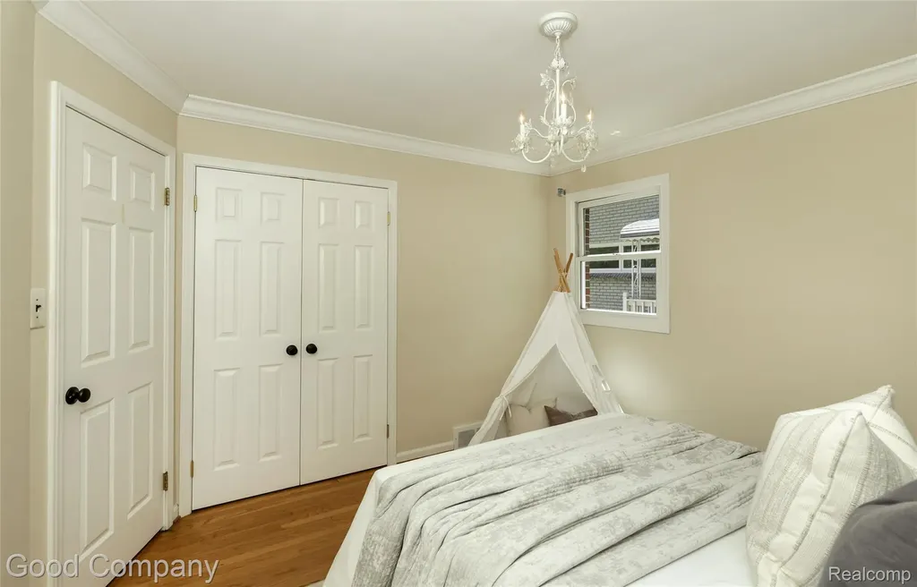 802 Orchard View Drive Royal Oak City MI 48073