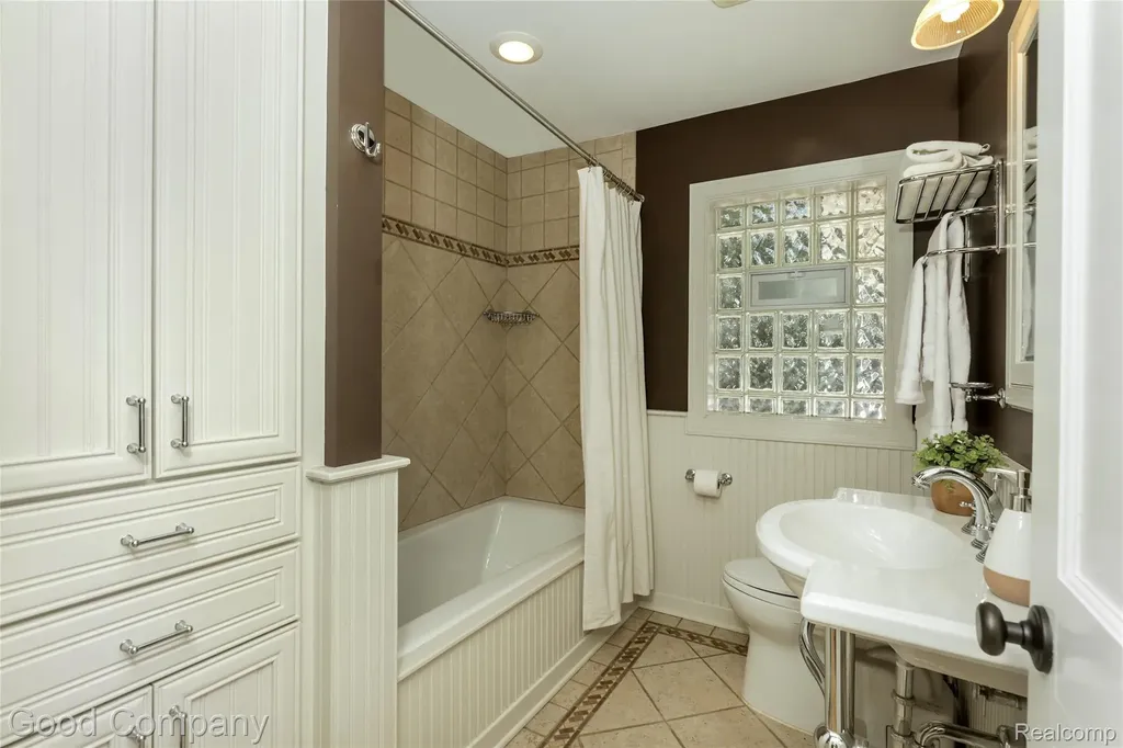 802 Orchard View Drive Royal Oak City MI 48073