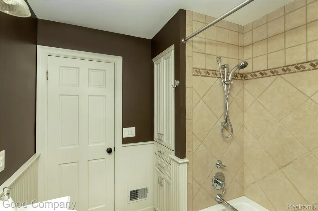 802 Orchard View Drive Royal Oak City MI 48073