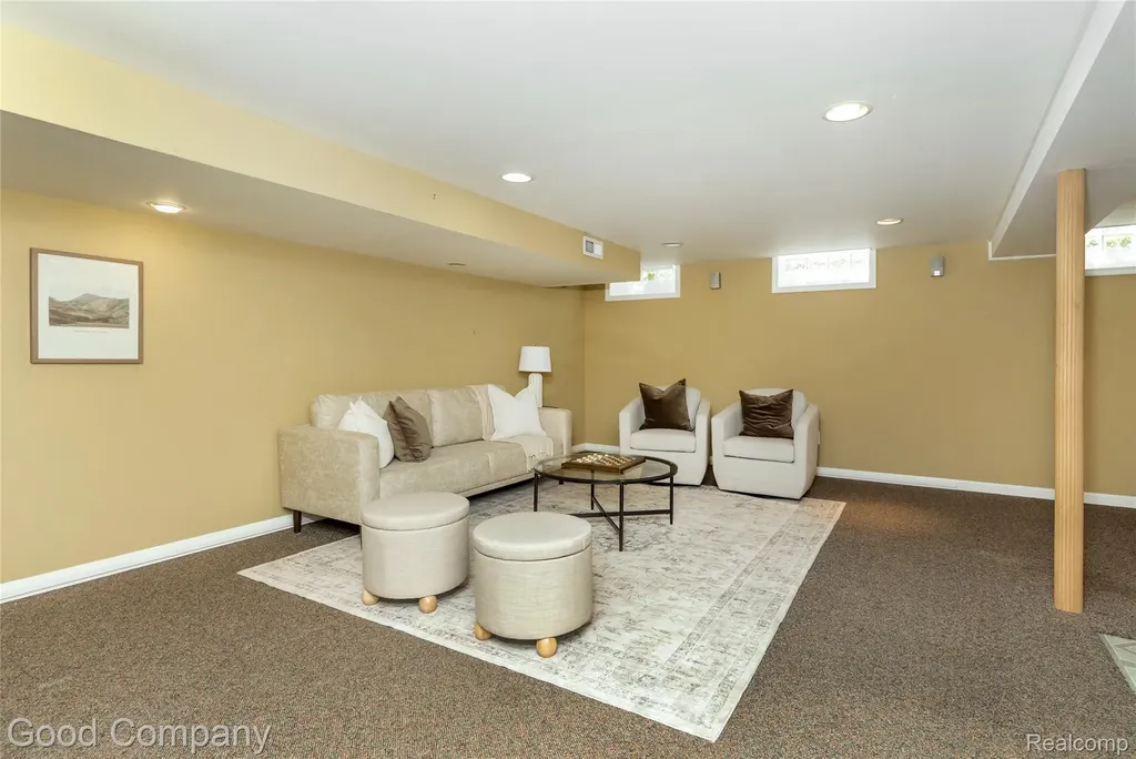 802 Orchard View Drive Royal Oak City MI 48073