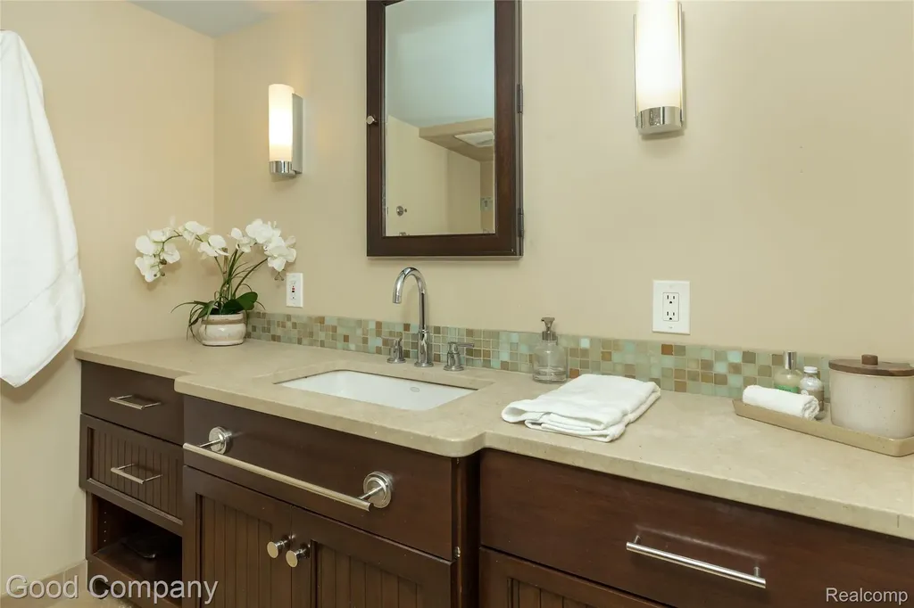 802 Orchard View Drive Royal Oak City MI 48073