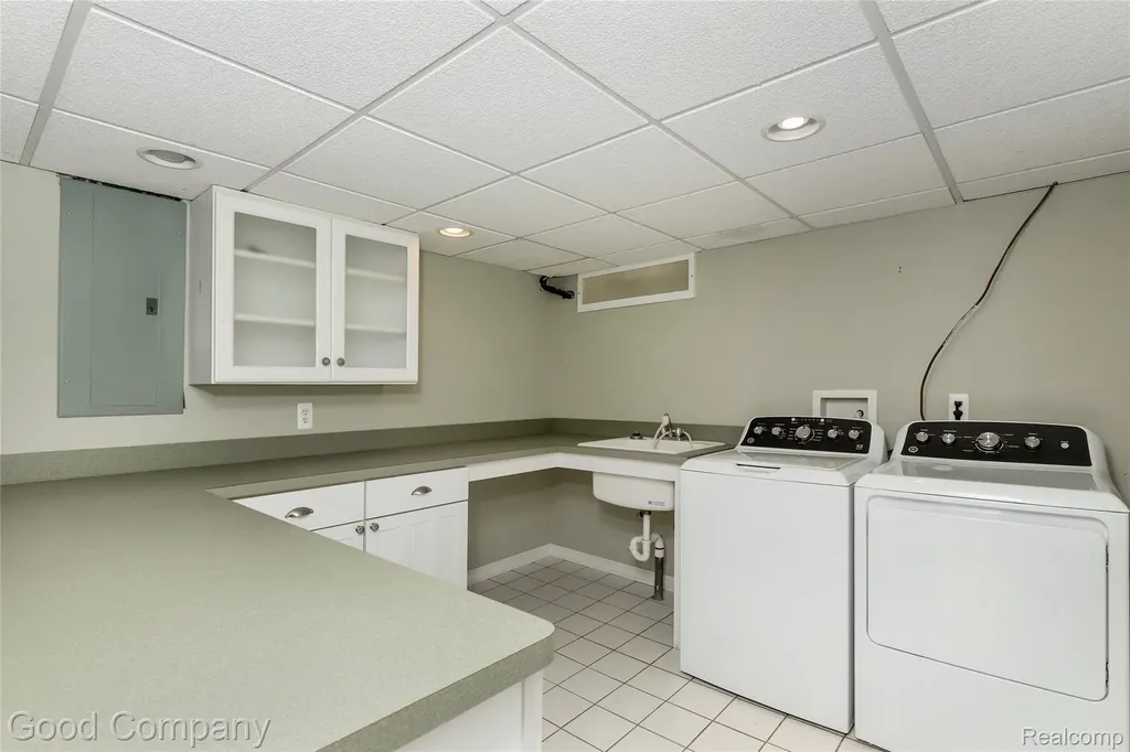 802 Orchard View Drive Royal Oak City MI 48073