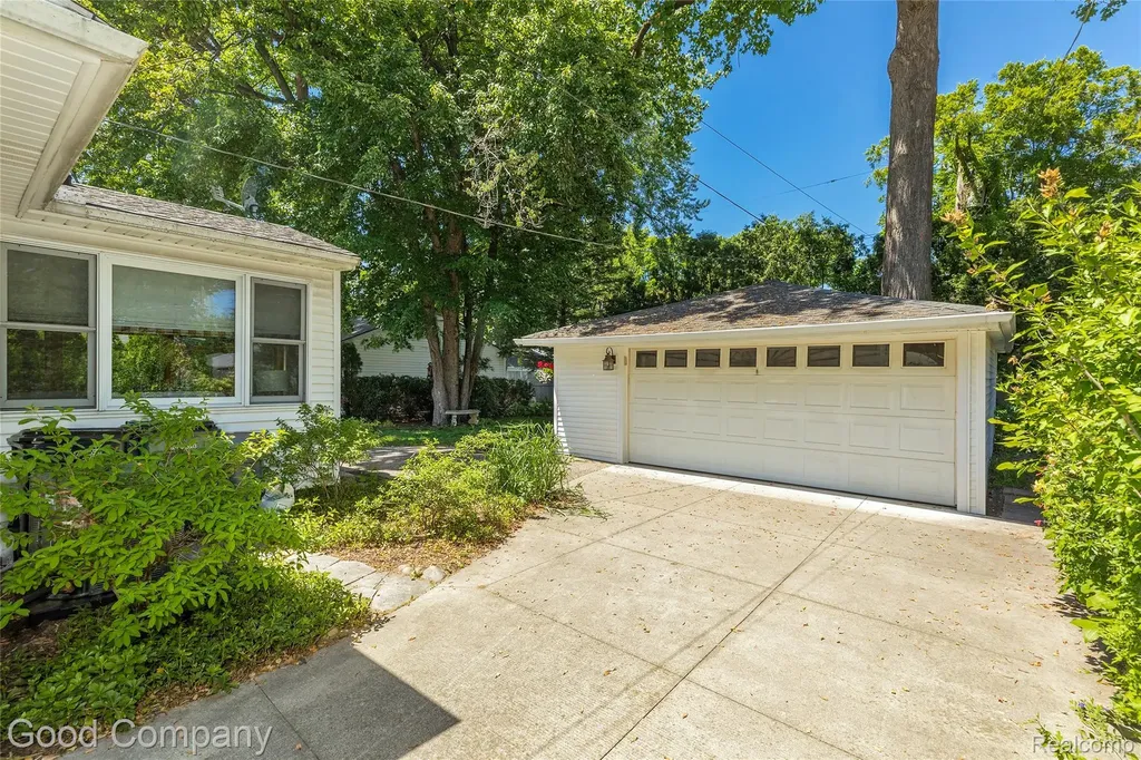 802 Orchard View Drive Royal Oak City MI 48073