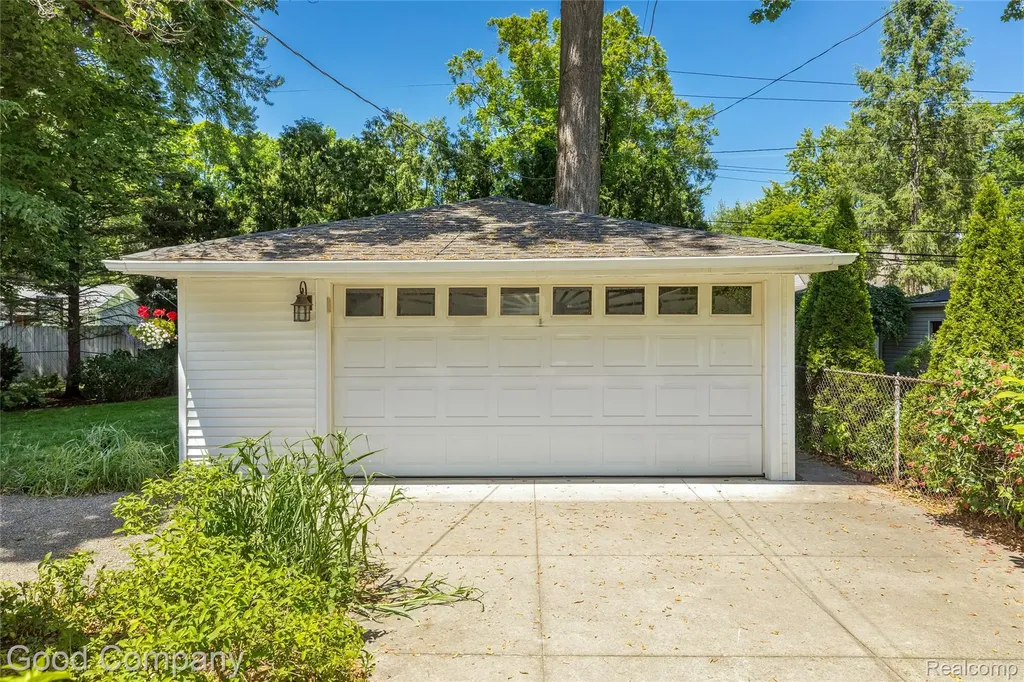 802 Orchard View Drive Royal Oak City MI 48073