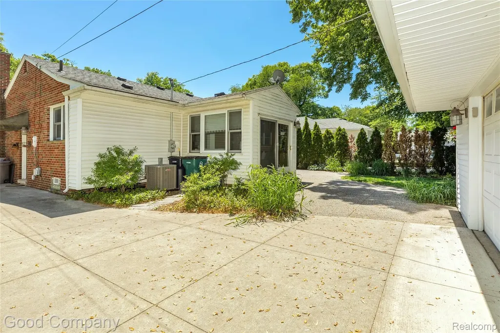 802 Orchard View Drive Royal Oak City MI 48073