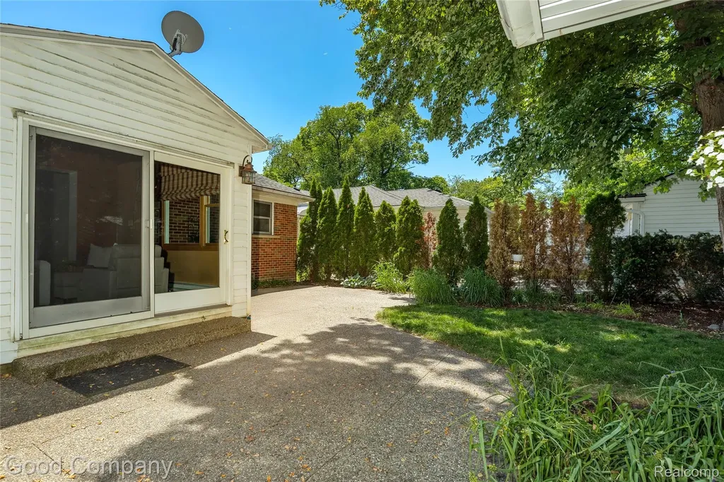 802 Orchard View Drive Royal Oak City MI 48073