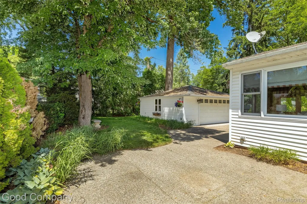 802 Orchard View Drive Royal Oak City MI 48073