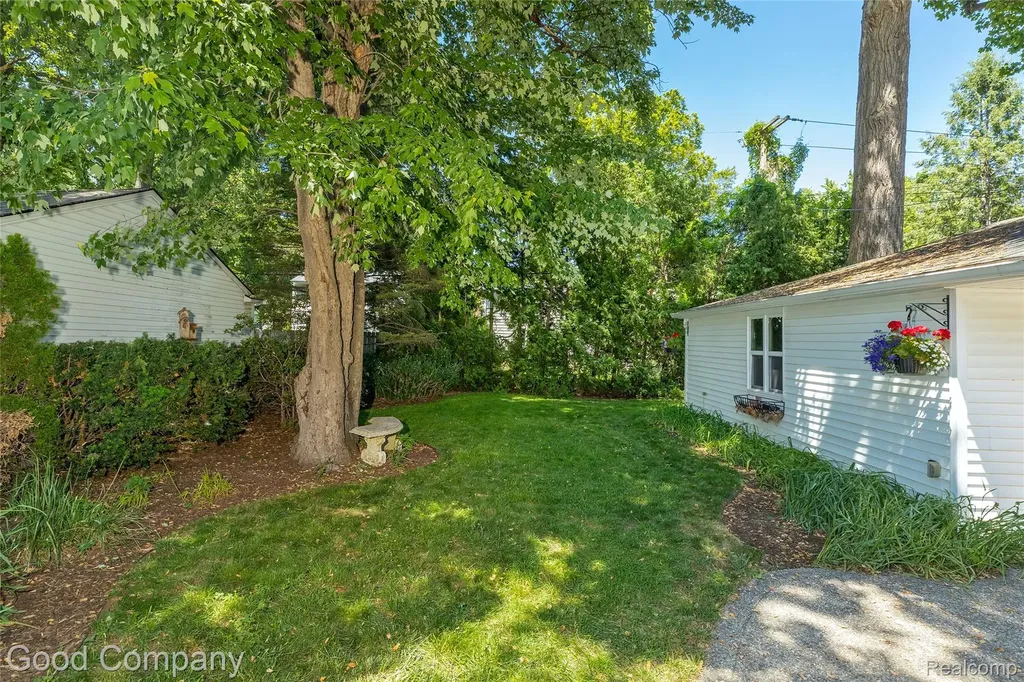 802 Orchard View Drive Royal Oak City MI 48073