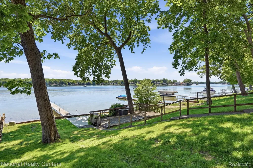 3889 Lakewood Drive Waterford Charter Township MI 48329