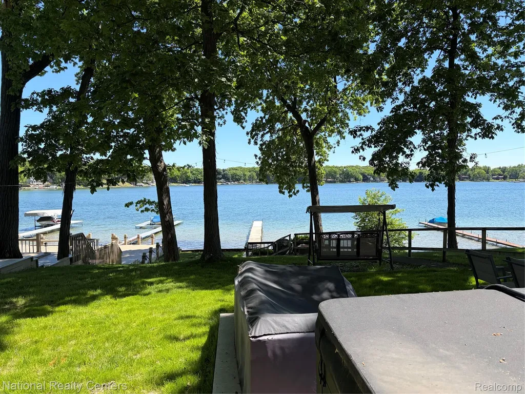 3889 Lakewood Drive Waterford Charter Township MI 48329