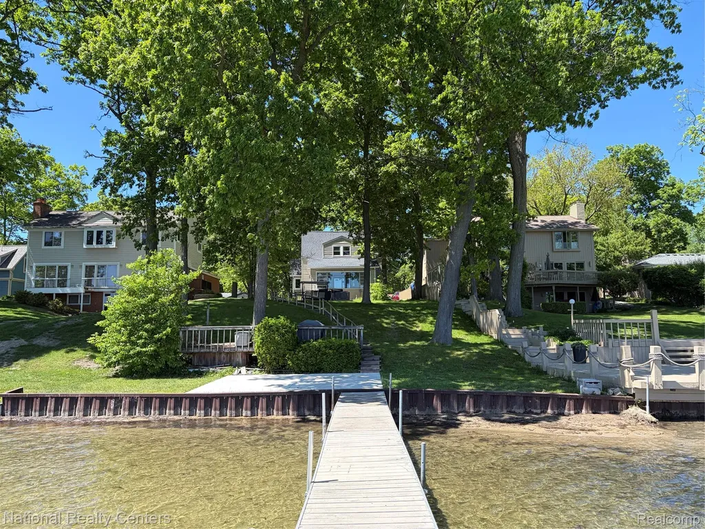 3889 Lakewood Drive Waterford Charter Township MI 48329