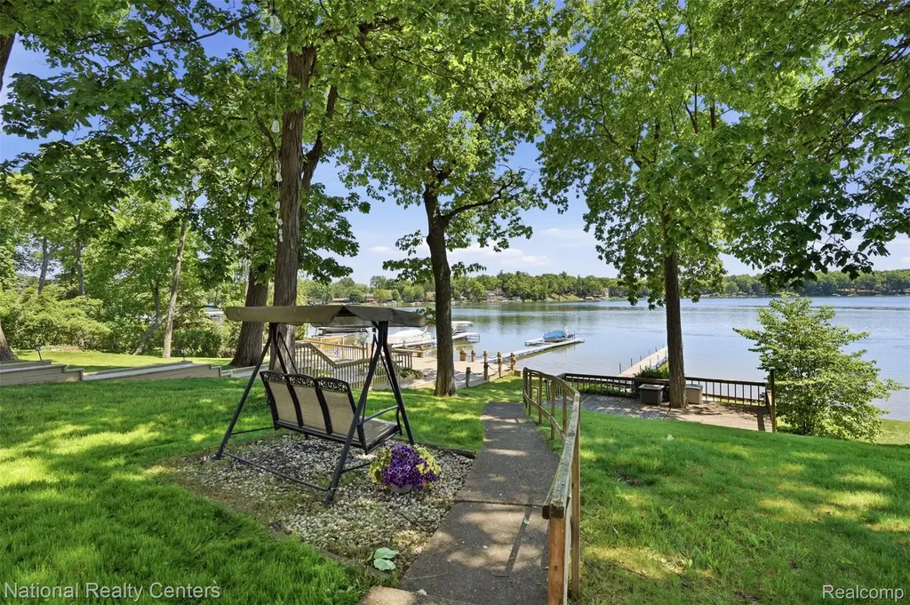3889 Lakewood Drive Waterford Charter Township MI 48329