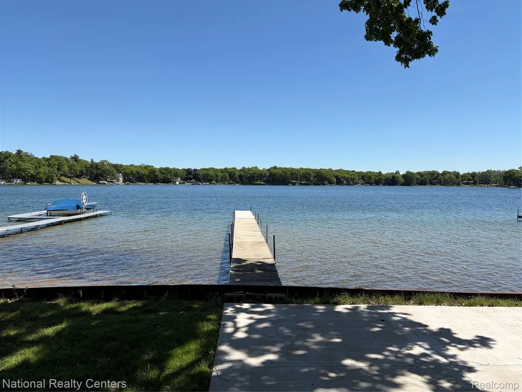 3889 Lakewood Drive Waterford Charter Township MI 48329