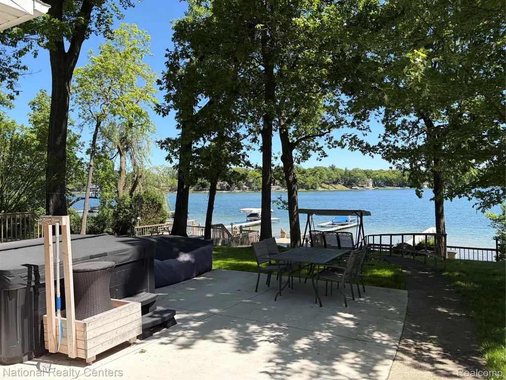 3889 Lakewood Drive Waterford Charter Township MI 48329