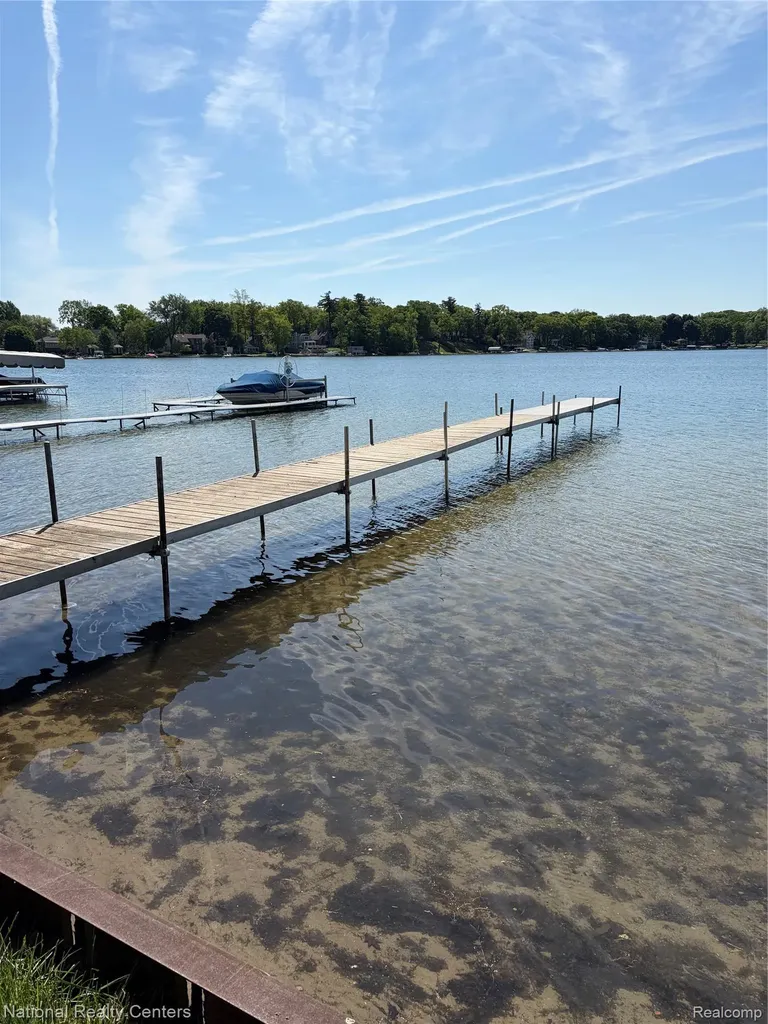 3889 Lakewood Drive Waterford Charter Township MI 48329