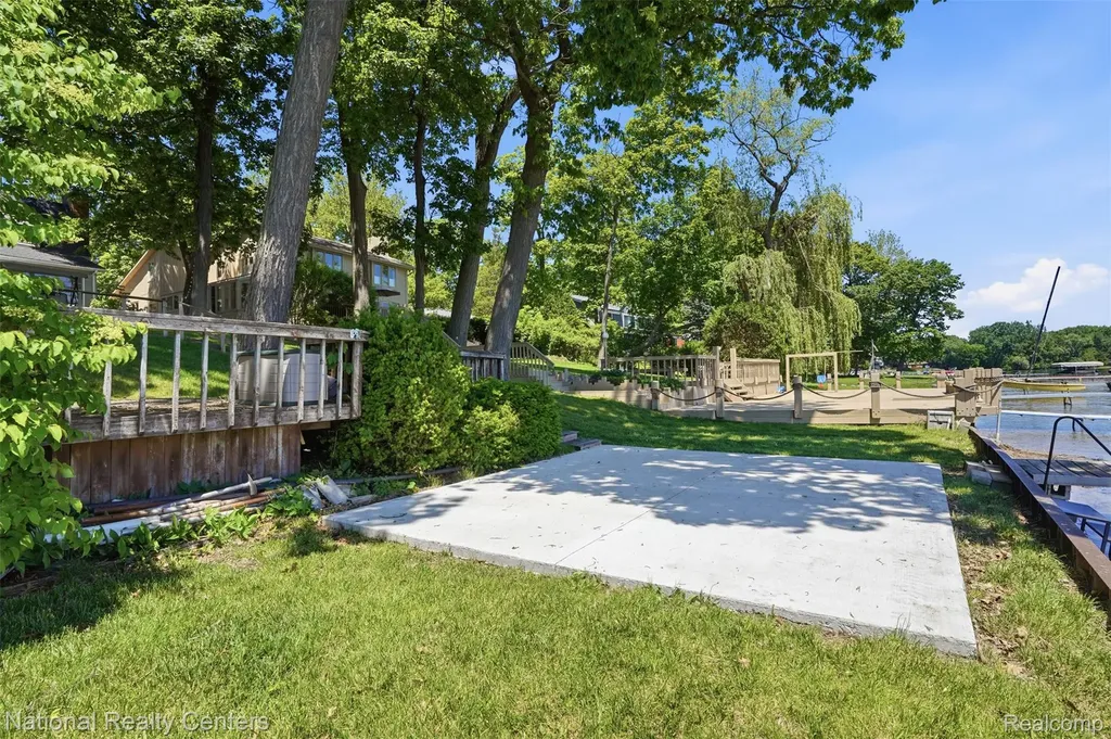 3889 Lakewood Drive Waterford Charter Township MI 48329