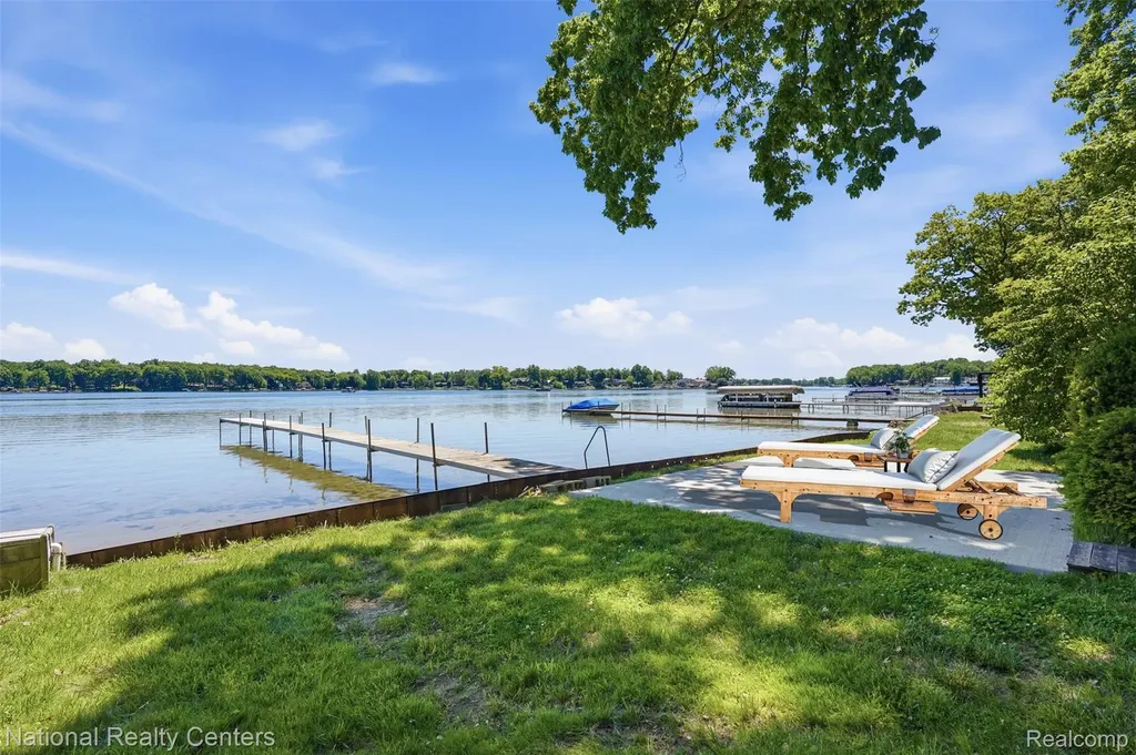 3889 Lakewood Drive Waterford Charter Township MI 48329