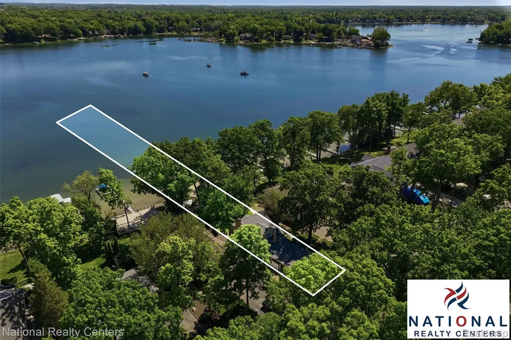 3889 Lakewood Drive Waterford Charter Township MI 48329