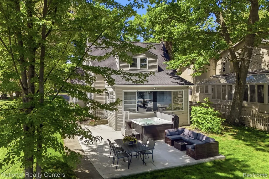 3889 Lakewood Drive Waterford Charter Township MI 48329