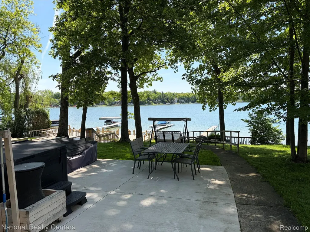 3889 Lakewood Drive Waterford Charter Township MI 48329