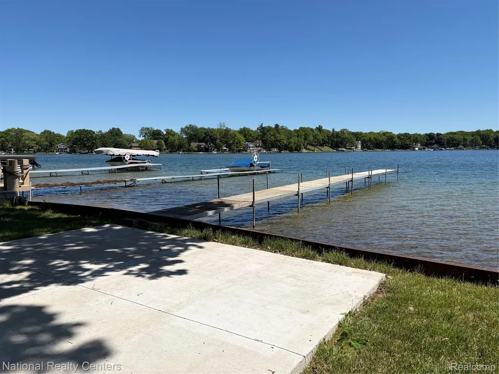 3889 Lakewood Drive Waterford Charter Township MI 48329