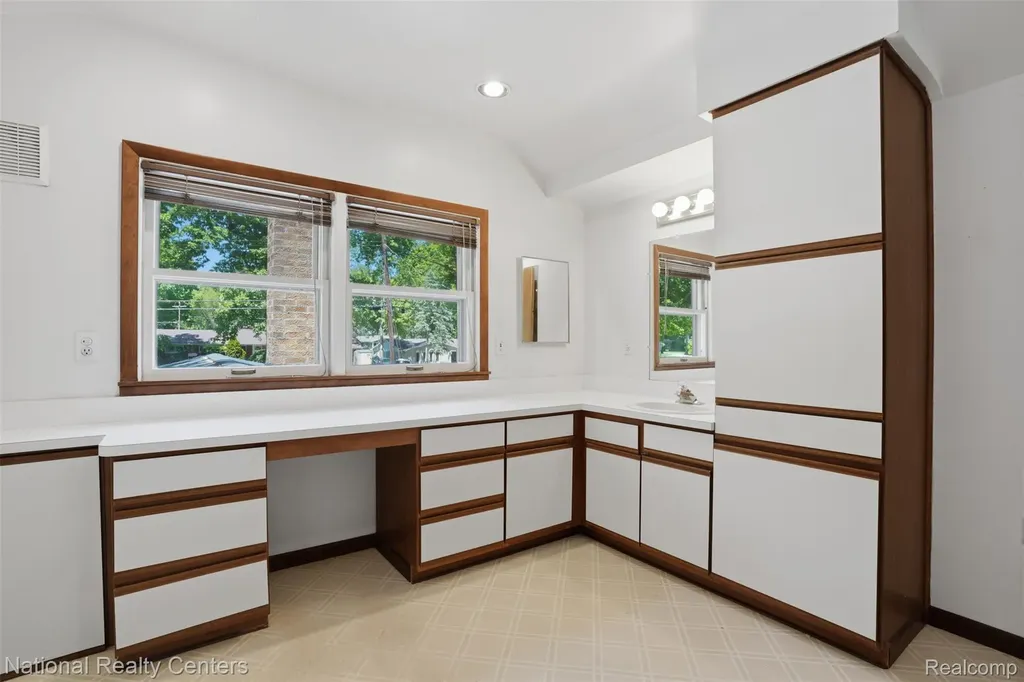 3889 Lakewood Drive Waterford Charter Township MI 48329