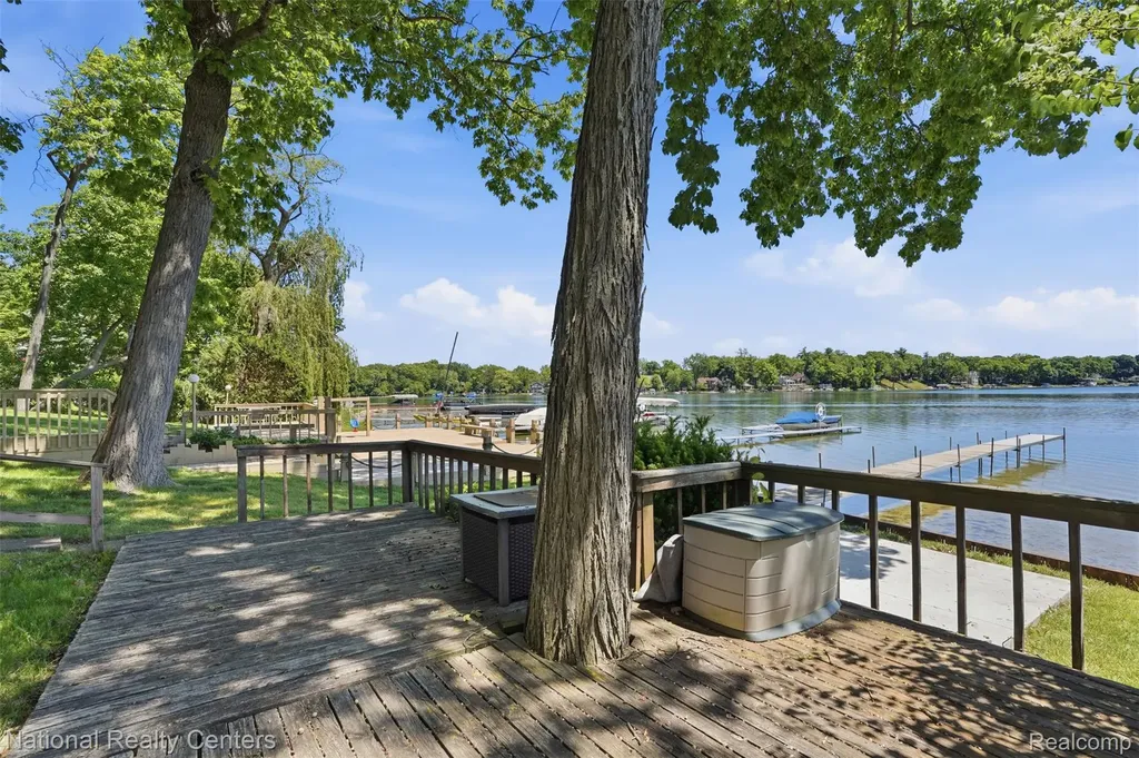 3889 Lakewood Drive Waterford Charter Township MI 48329