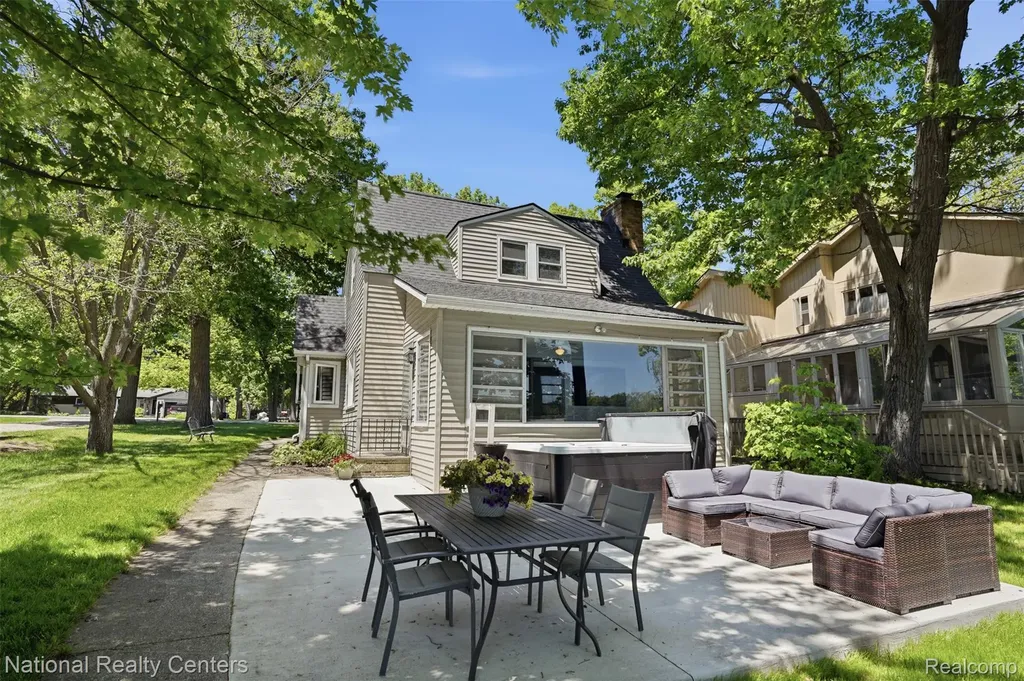 3889 Lakewood Drive Waterford Charter Township MI 48329