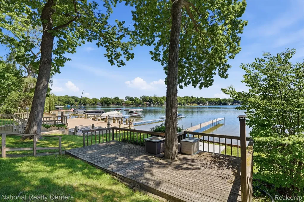 3889 Lakewood Drive Waterford Charter Township MI 48329