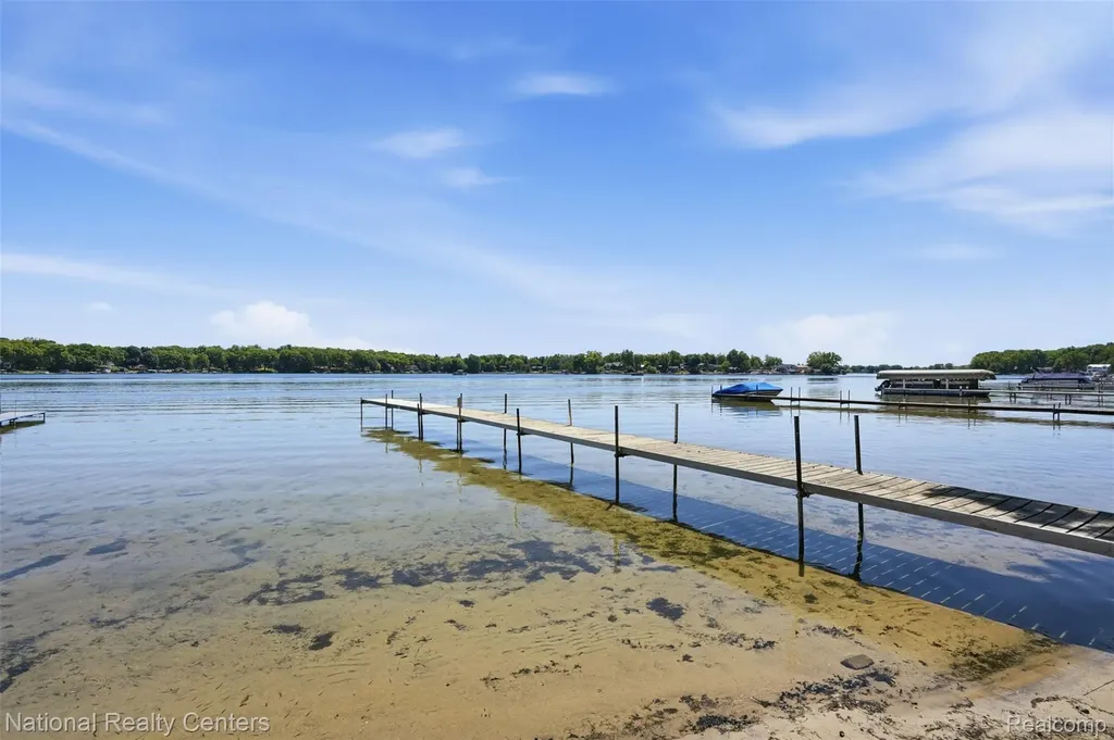 3889 Lakewood Drive Waterford Charter Township MI 48329