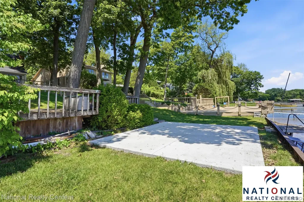 3889 Lakewood Drive Waterford Charter Township MI 48329