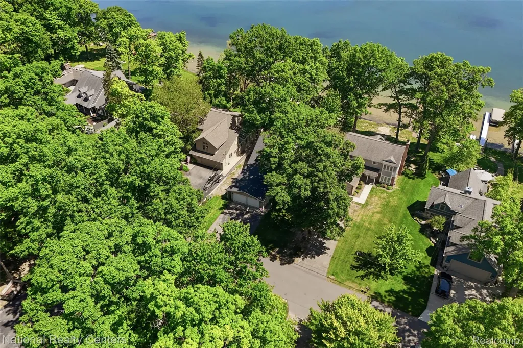 3889 Lakewood Drive Waterford Charter Township MI 48329