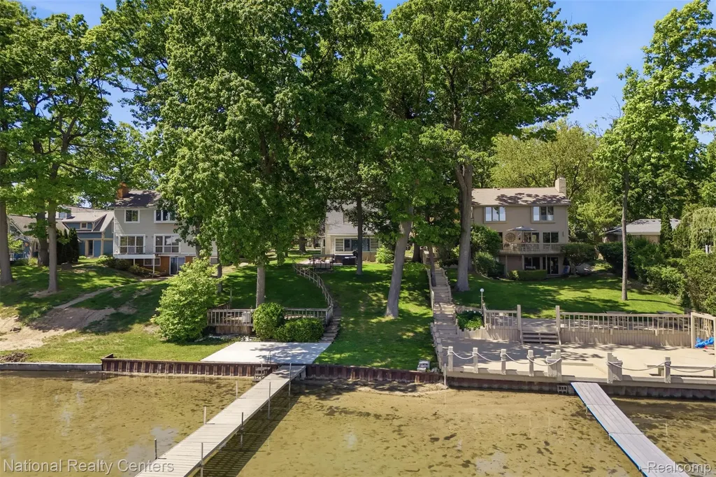 3889 Lakewood Drive Waterford Charter Township MI 48329