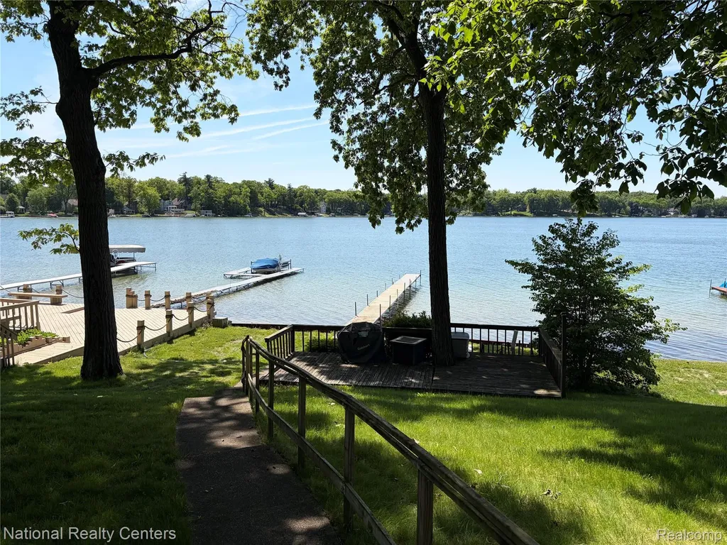 3889 Lakewood Drive Waterford Charter Township MI 48329