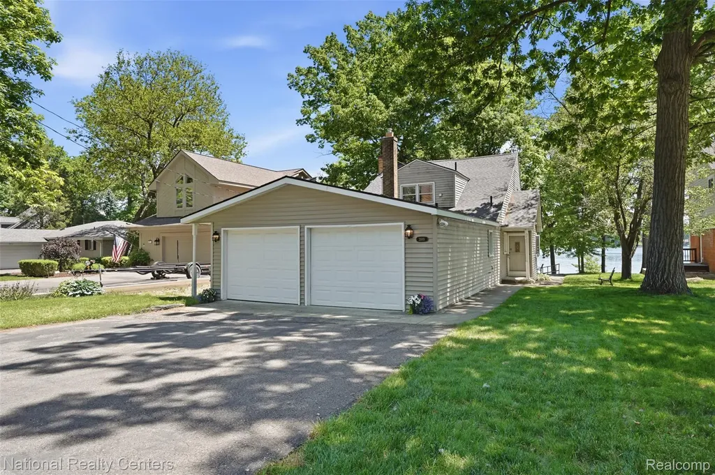 3889 Lakewood Drive Waterford Charter Township MI 48329