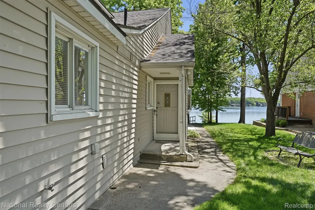 3889 Lakewood Drive Waterford Charter Township MI 48329