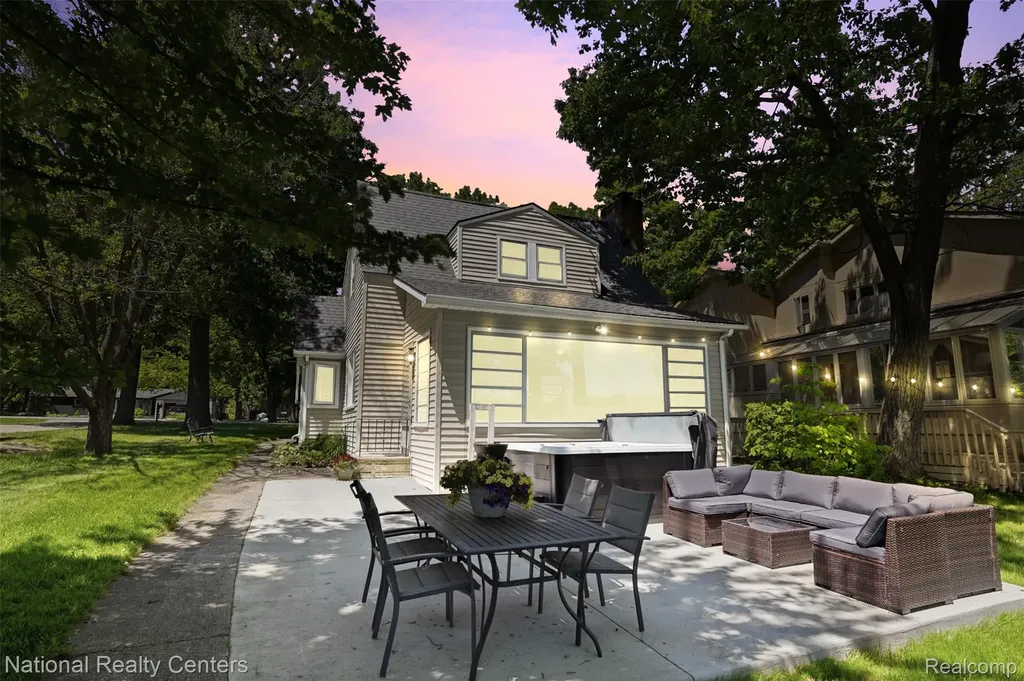 3889 Lakewood Drive Waterford Charter Township MI 48329