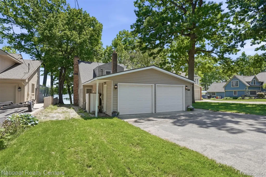 3889 Lakewood Drive Waterford Charter Township MI 48329