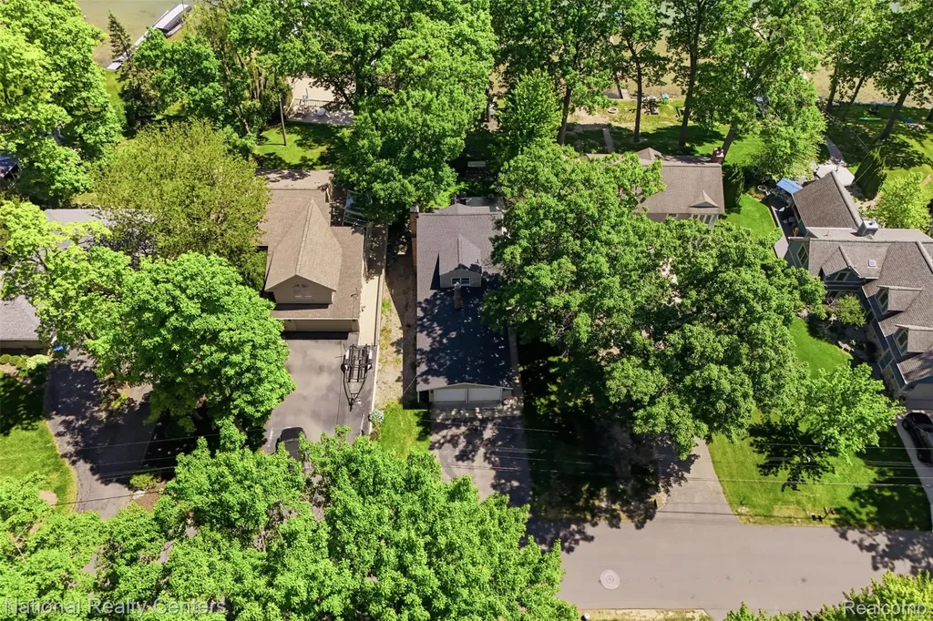 3889 Lakewood Drive Waterford Charter Township MI 48329