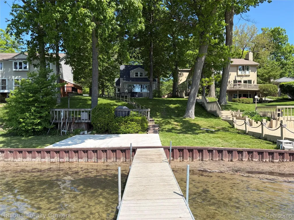 3889 Lakewood Drive Waterford Charter Township MI 48329