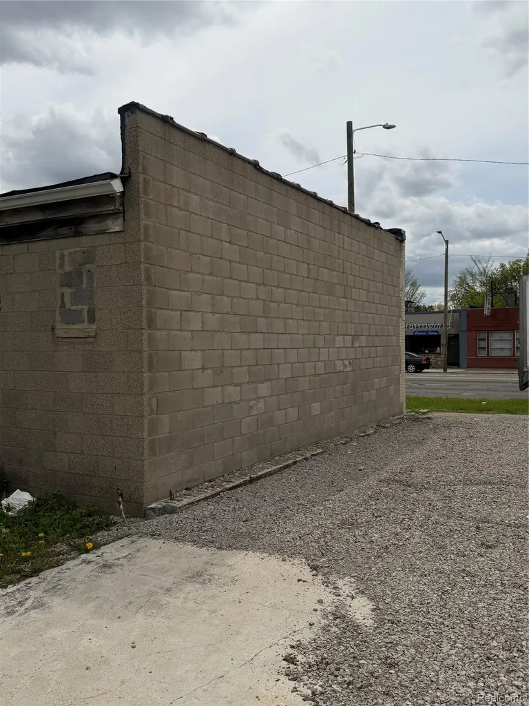 15930 W 7 Mile Road Detroit City MI 48235