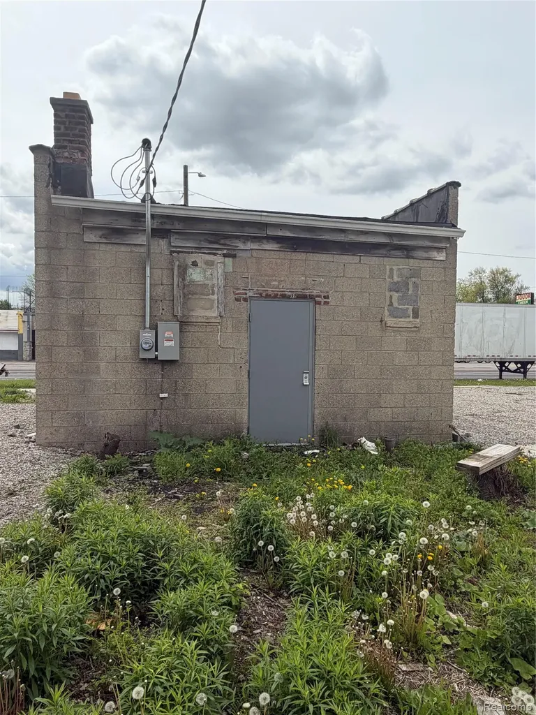 15930 W 7 Mile Road Detroit City MI 48235