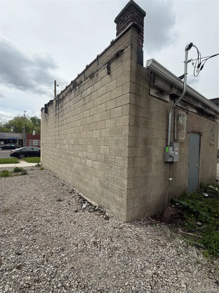 15930 W 7 Mile Road Detroit City MI 48235