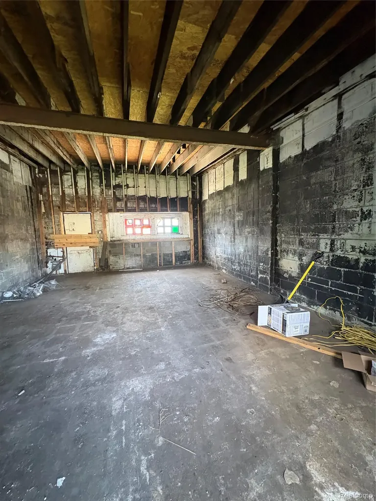 15930 W 7 Mile Road Detroit City MI 48235