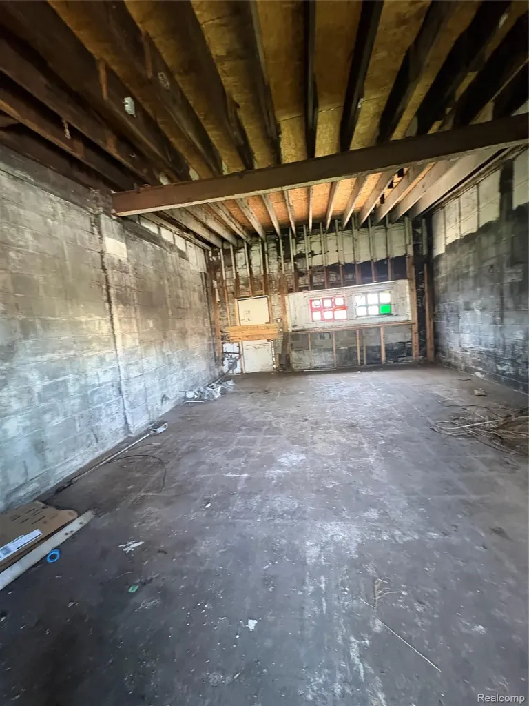 15930 W 7 Mile Road Detroit City MI 48235
