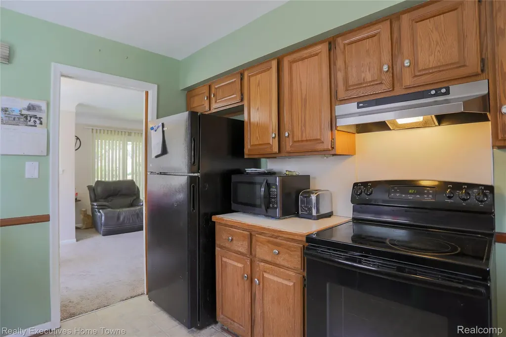 28806 Rockwood Street St. Clair Shores City MI 48081